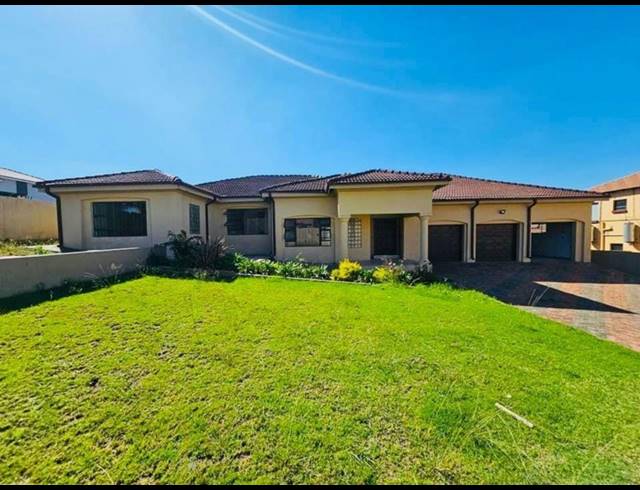 4 BEDROOM FREEHOLD TO LET IN MODEL PARK